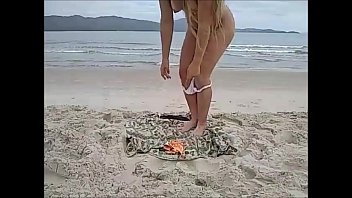 mi esposa se desnuda en la playa pública para un cambio real puta amateur - completa en rojo